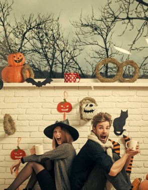 Cadılar Bayramı maço eşarp gülümseyen