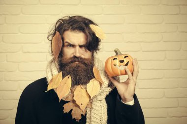 Kabak tuğla duvar elinde tutan Cadılar Bayramı adam