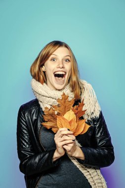 Kadın deri ceketli sonbahar yaprakları ile