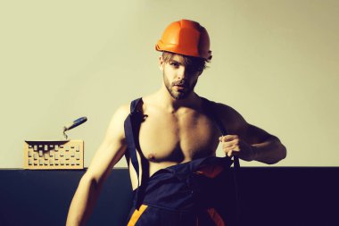 Seksi kaslı erkek yapıcı.