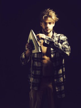 Demir ile tişörtlü adam