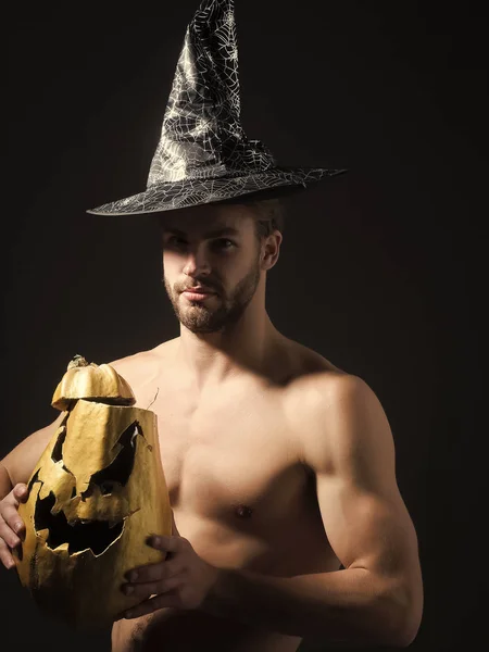Halloween uomo in cappello da strega su sfondo nero — Foto Stock