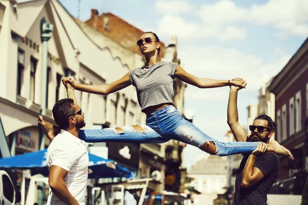 Been splitsing van jonge vrouw in de straat opleiding sport — Stockfoto