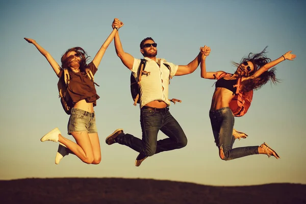 Barbudo hombre guapo con chicas — Foto de Stock