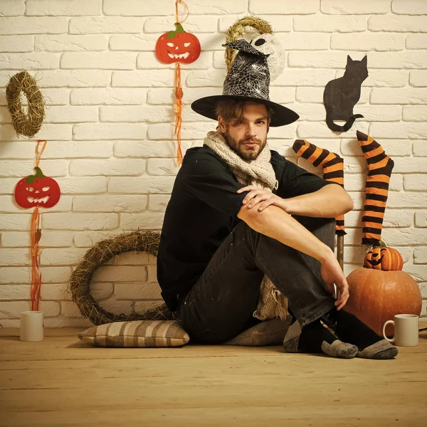Halloween macho con cappello da strega per feste o feste — Foto Stock
