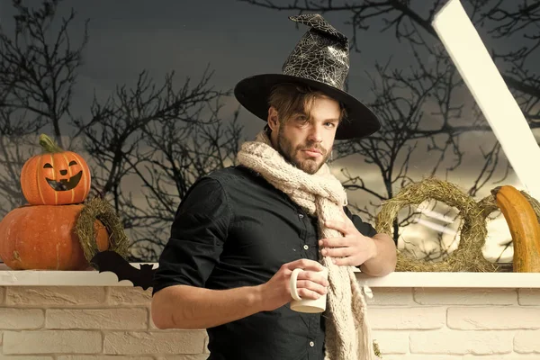Halloween Macho portant chapeau de sorcière et écharpe — Photo