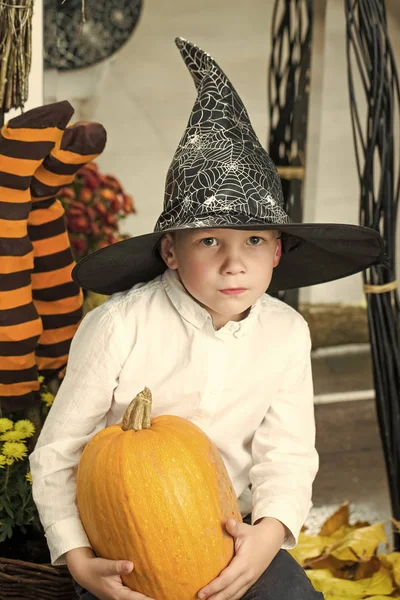 Halloween kind met ernstige gezicht. — Stockfoto