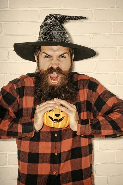 Hipster di Halloween con barba che grida in cappello da mago — Foto Stock