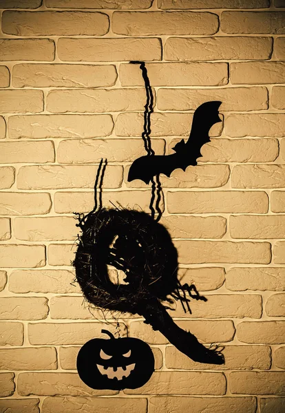 Halloween zwart vleermuis, pompoen en krans knipsels op de muur — Stockfoto
