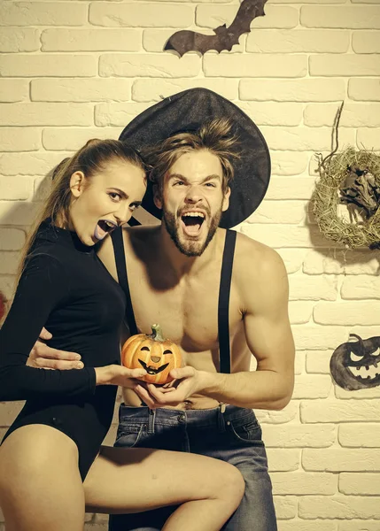 Halloween coppia innamorata urlando sul muro di mattoni bianchi — Foto Stock