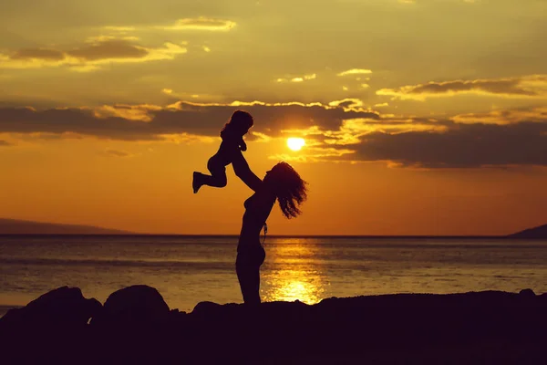 Mãe e filho na praia — Fotografia de Stock