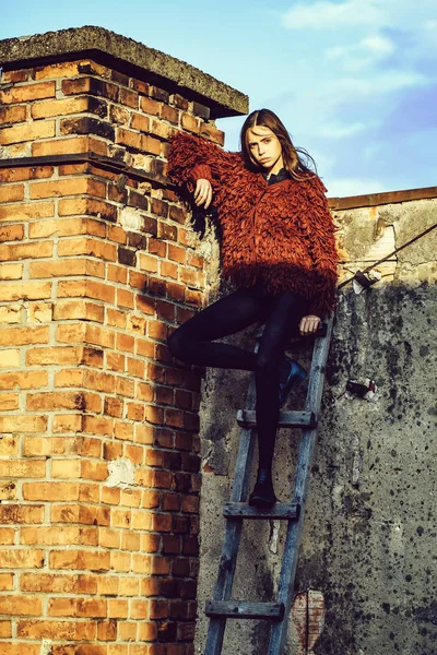 Menina bonita na escada de madeira — Fotografia de Stock