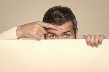 Adam gri arka plan üzerinde.