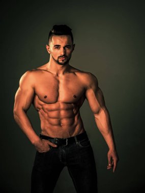 Atletik vücut geliştirmeci adam siyah arka plan üzerine.