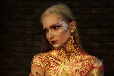 Altın yaratıcı için Halloween kız makyaj