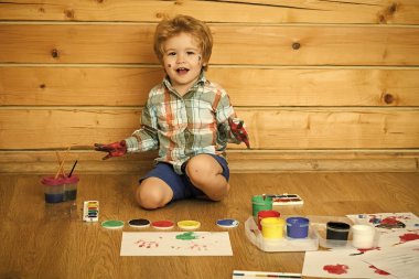 Renkli elleri, guaj boyalar ve çizimler ile gülümseyen çocuk