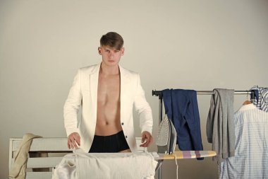 Maço giyen beyaz ceket