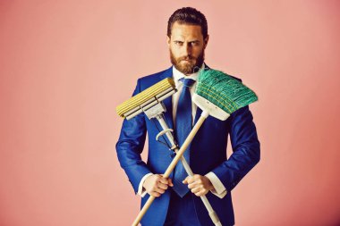 iş ve ev, moda, yakışıklı veya süpürge ile işadamı