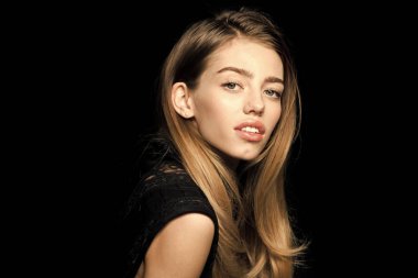 Moda model poz izole üzerinde siyah arka plan.