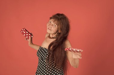 Mutlu kadın elinde hediye.