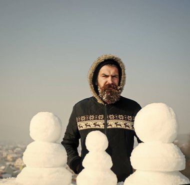 Uzun sakallı Noel adam.