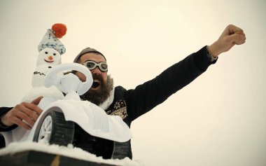 Adam pilot şapka ve gözlük yükseltilmiş yumruk el ile