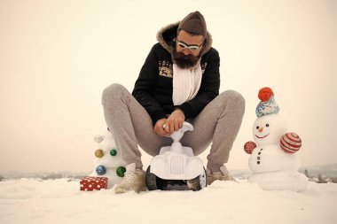 Hipster binme oyuncak araba beyaz gökyüzü üzerinde