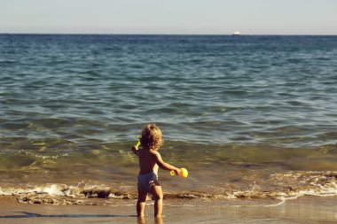 Deniz suyundaki küçük çocuk