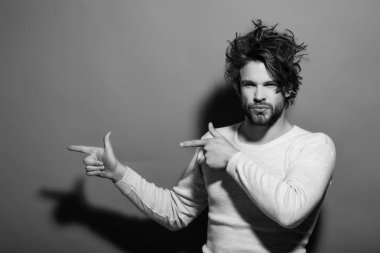 yakışıklı adam sakal ve şık saç, sabah ve moda