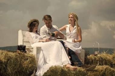 Adam dökme şampanya şişe