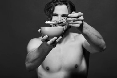 Nappy adamla çıplak göğüs yulaf ezmesi Kahvaltı