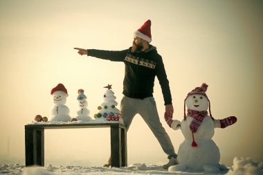 Hipster kırmızı santa şapka işaret parmağı içinde