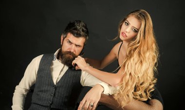 Sakallı adam ve uzun kıvırcık saçlı seksi kadın.