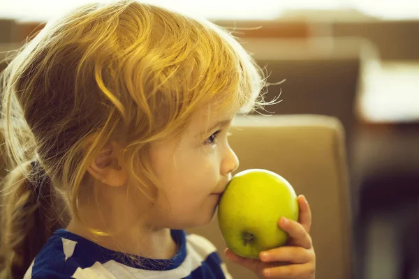 青リンゴを食べるかわいい男の子 — ストック写真
