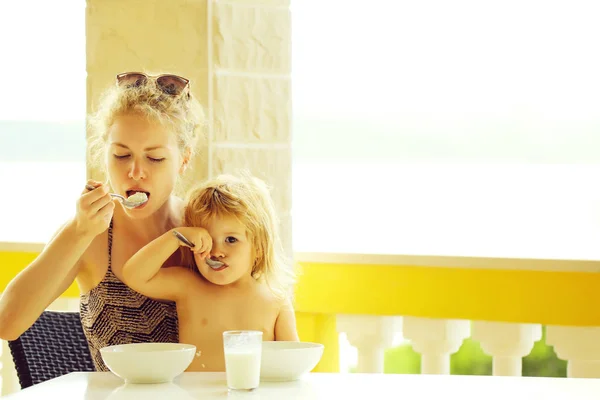 Moeder en baby jongen eten — Stockfoto