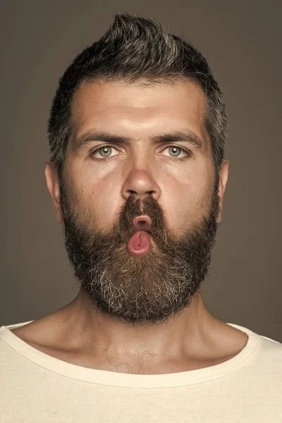 Homem com barba longa no rosto grimace emocional — Fotografia de Stock