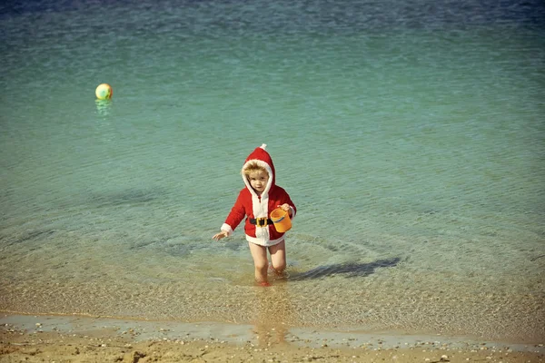Año nuevo niño pequeño en la playa . — Foto de Stock