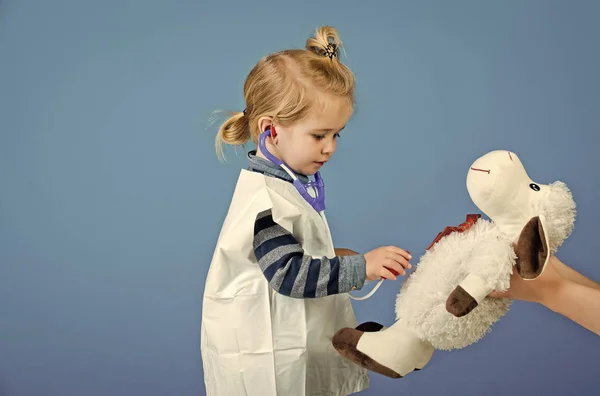 Niño veterinario examinar juguete animal con estetoscopio — Foto de Stock