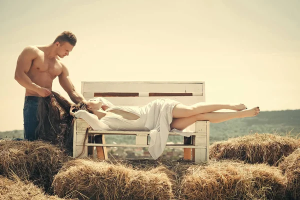 Mann und Frau mit langen Haaren an sonnigen Tagen — Stockfoto