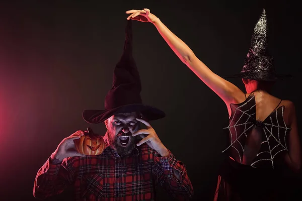 Halloween donna e uomo con zucca su sfondo nero — Foto Stock