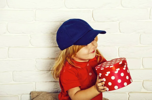 Glückliches Kind oder niedliches Kind mit Geschenk und Geschenk — Stockfoto