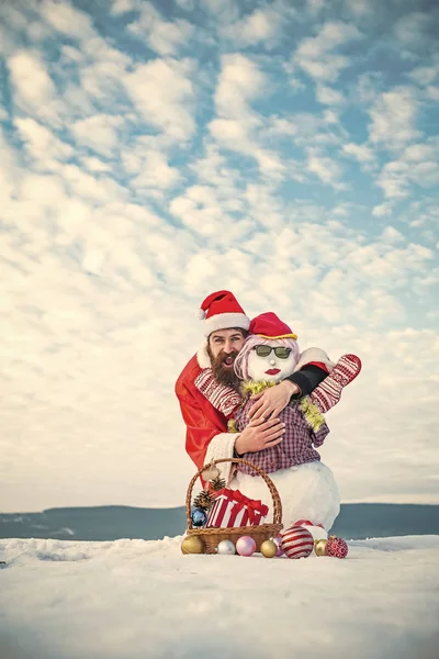 Happy bokové v červené vánoční kostým na zatažené obloze — Stock fotografie