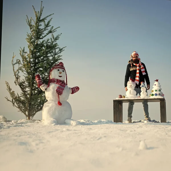 Pupazzo di neve e albero di Natale sul paesaggio innevato — Foto Stock