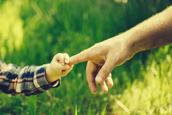 Mãos de pai e filho — Fotografia de Stock