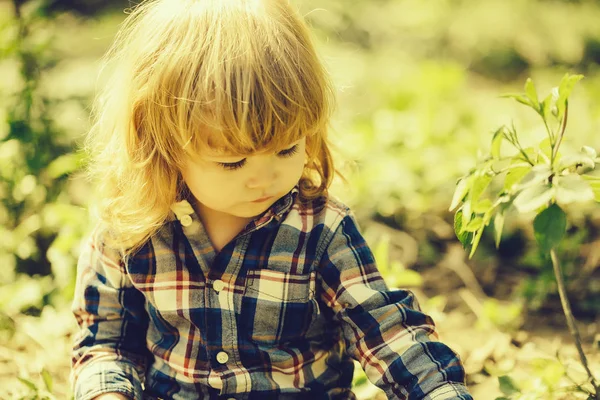 Niño pequeño al aire libre — Foto de Stock