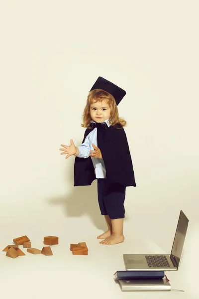 Menino educação com blocos de madeira isolados — Fotografia de Stock