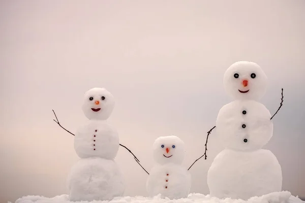 Snowman famille en hiver en plein air . — Photo