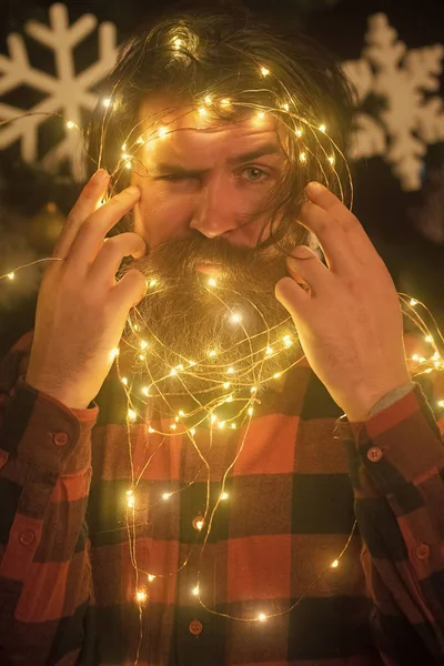 Homem de Natal com barba no rosto sério e guirlanda . — Fotografia de Stock