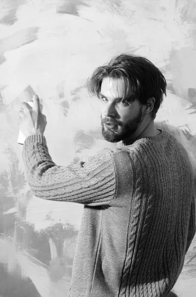 Aerosol sprey boya ile püskürtme yakışıklı sanatçı olabilir