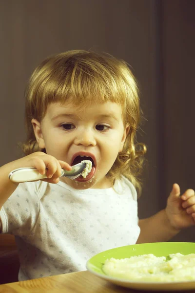 Menino comer mingau — Fotografia de Stock